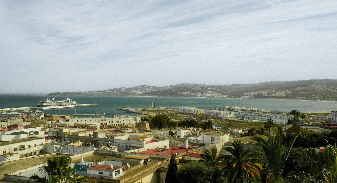 Vue d’un port avec un navire à quai