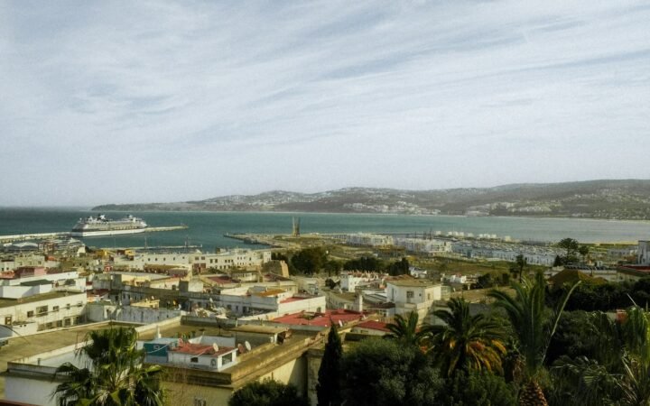 Vue d’un port avec un navire à quai