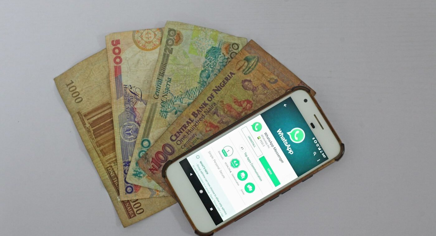 Téléphone affichant une application de messagerie