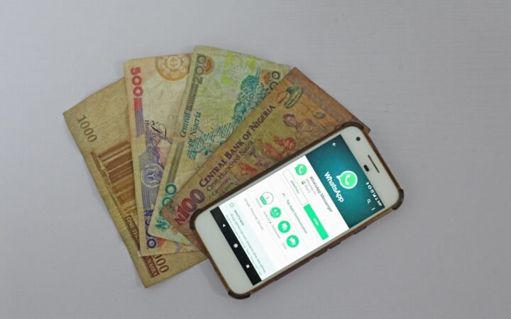Téléphone affichant une application de messagerie