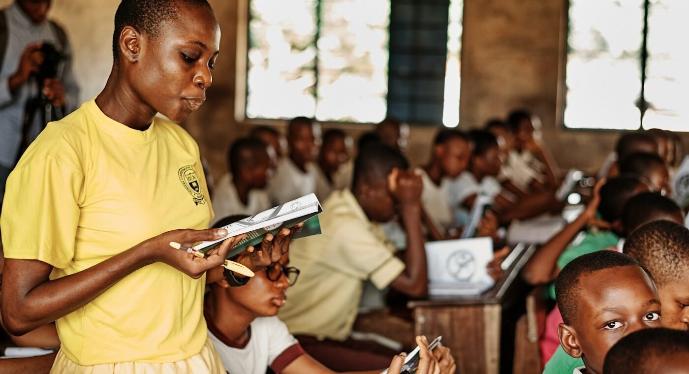 Jeunes élèves en salle de classe