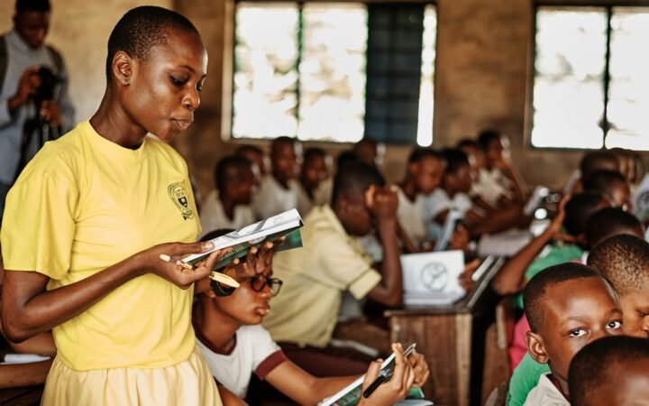 Jeunes élèves en salle de classe